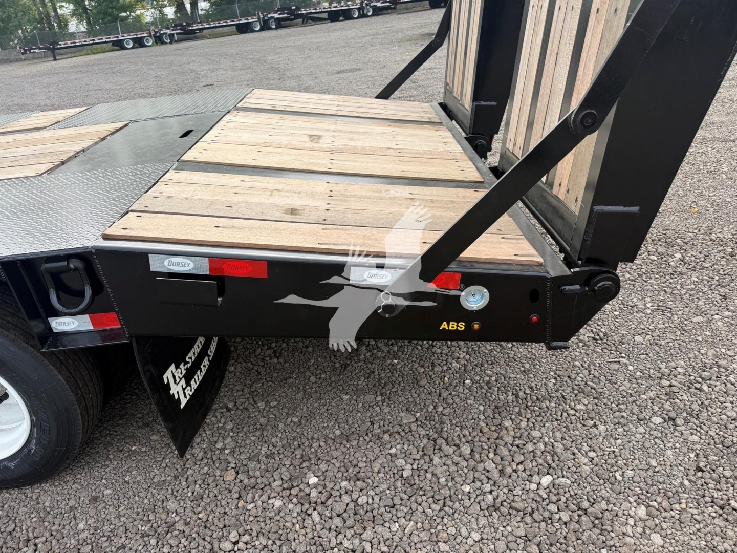 Dorsey Lb35-33Cs drop deck trailer rear with wooden deck, ABS indicator, and hydraulic ramp angle.