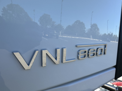 Volvo VNL 860 badge on truck side showing VNL 860 model