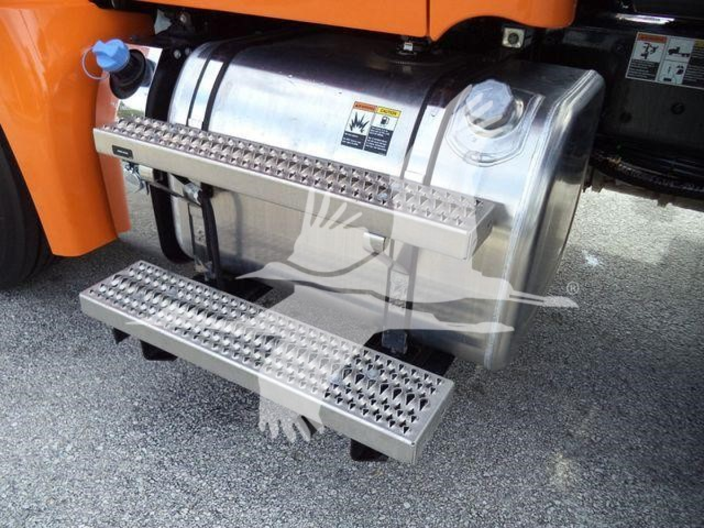 Truck fuel tank and chrome side steps on Kenworth T680? showing dual aluminum steps with diamond tread beside fuel tank.