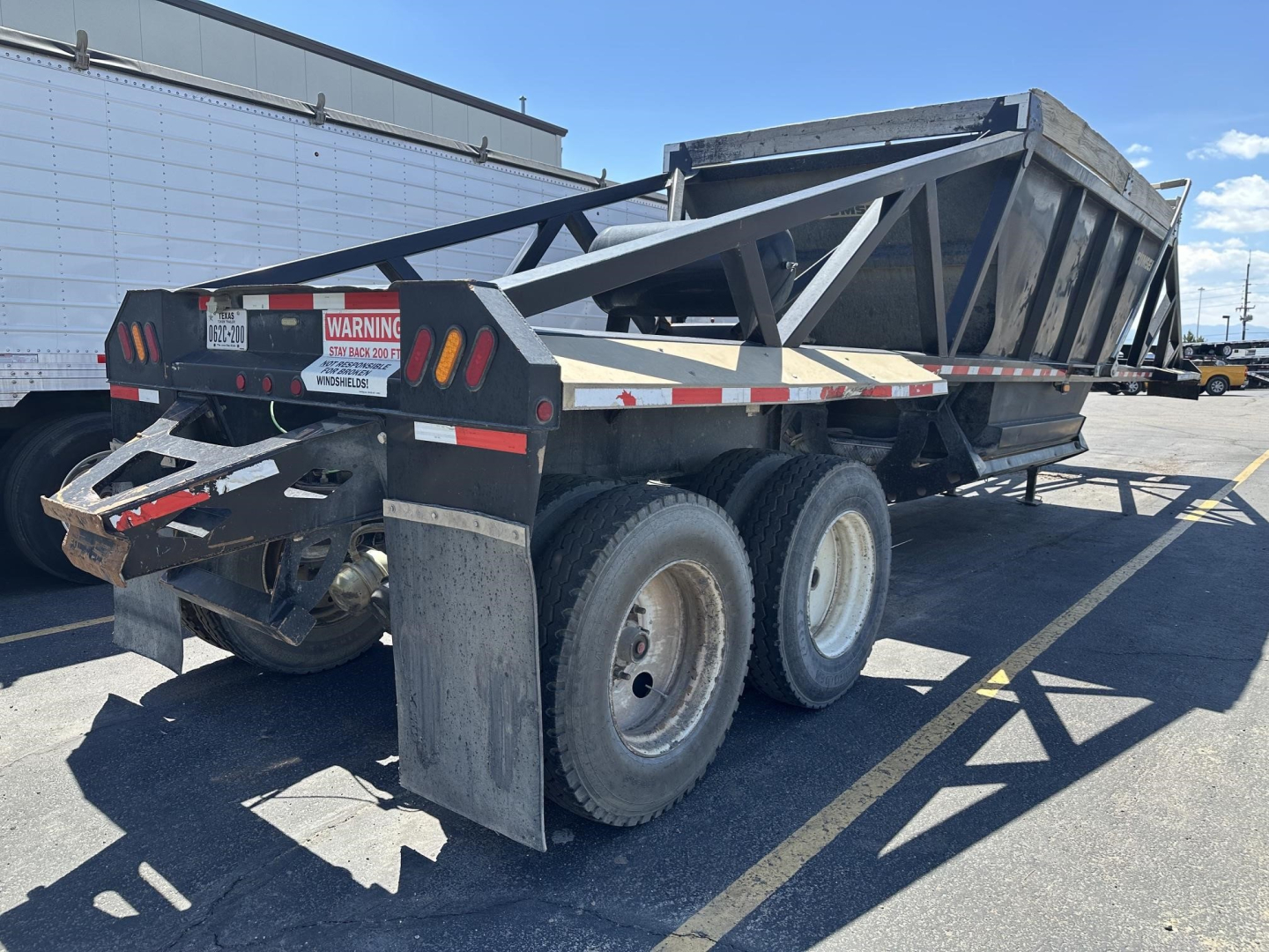 Trailer: 2015 Unknown 40' air ride bottom dump with electric flip tarp, triple axle with rear tilt bed and rear warning lights.