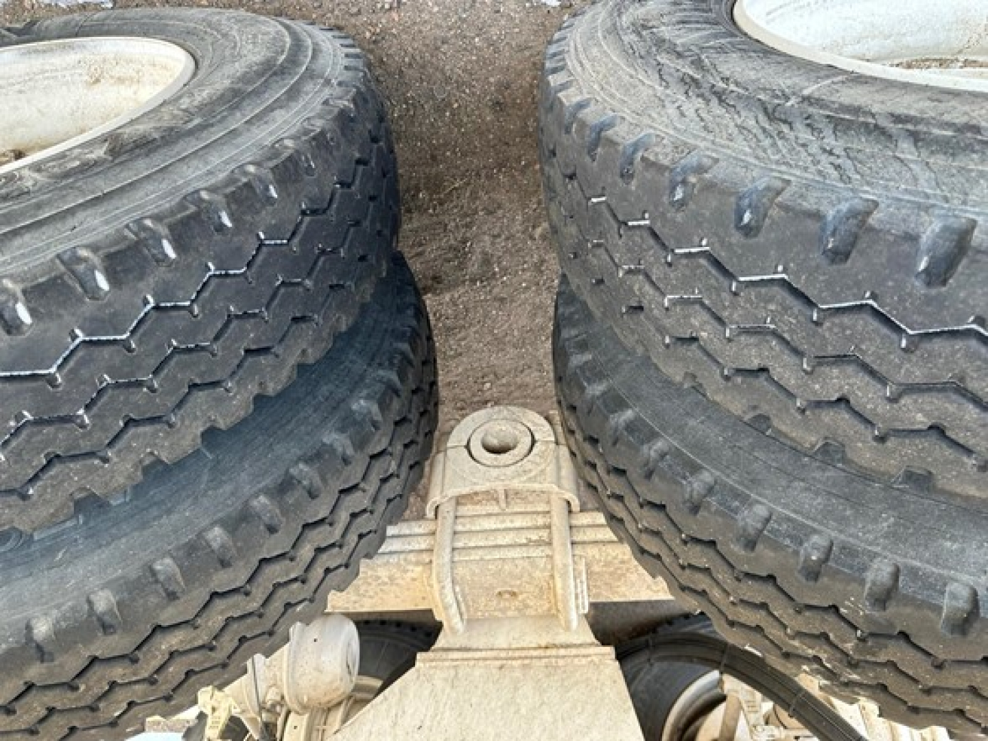 Ranco Ed26-34 trailer showing dual rear wheels and suspension pad with tan frame and spare tires.