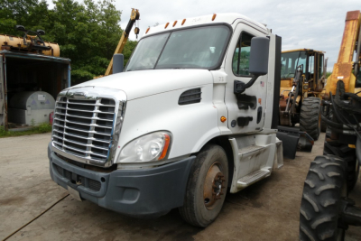 Truck front-left view of a white 2014 Freightliner Cascadia 113 conventional daycab in a used condition.