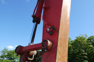 Link-Belt 330LX excavator boom component showing hydraulic cylinder and pin joint in red paint.