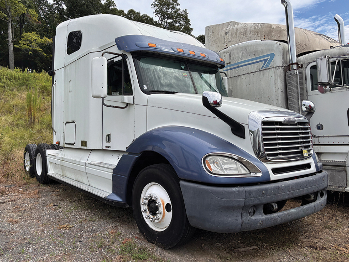 Freightliner CL120 Columbia sleeper cab tractor truck side view showing VIN 1FVXA7CG3CDBN8995 and stock number 556193