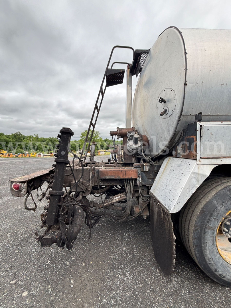 GMC ACL distributor truck rear and tank with dual rear wheels and hydraulic plumbing visible.