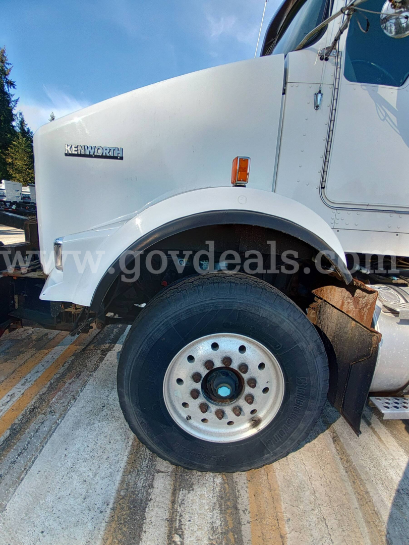 Kenworth T800B truck front wheel and fender with Kenworth badge visible.