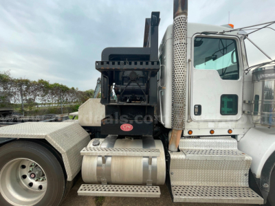 Kenworth T800 side view showing diesel exhaust stack, fuel tanks, steps, and crane attachment with KR label.