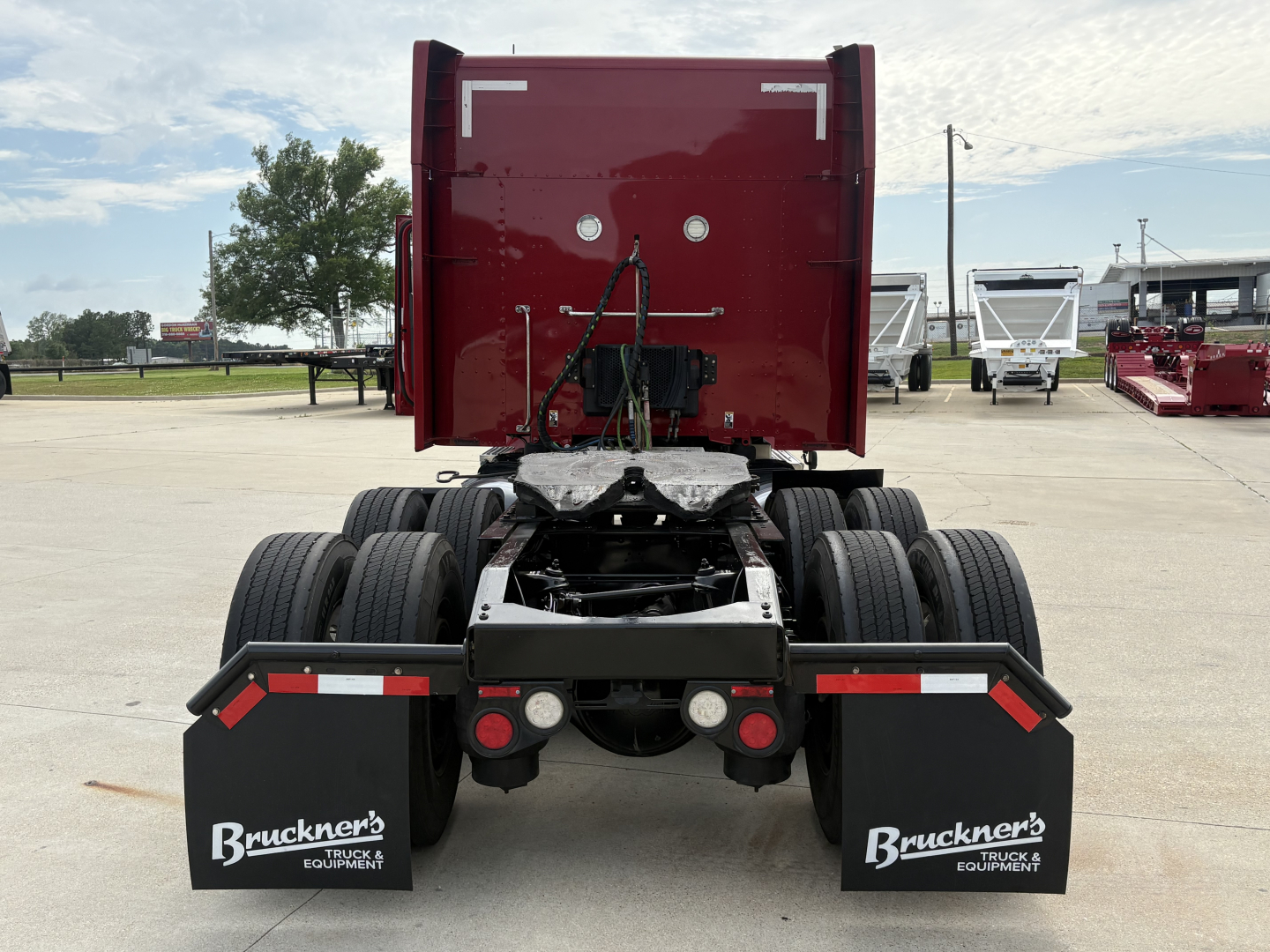 Peterbilt 579 rear view showing chassis and dual rear axles with mud flaps