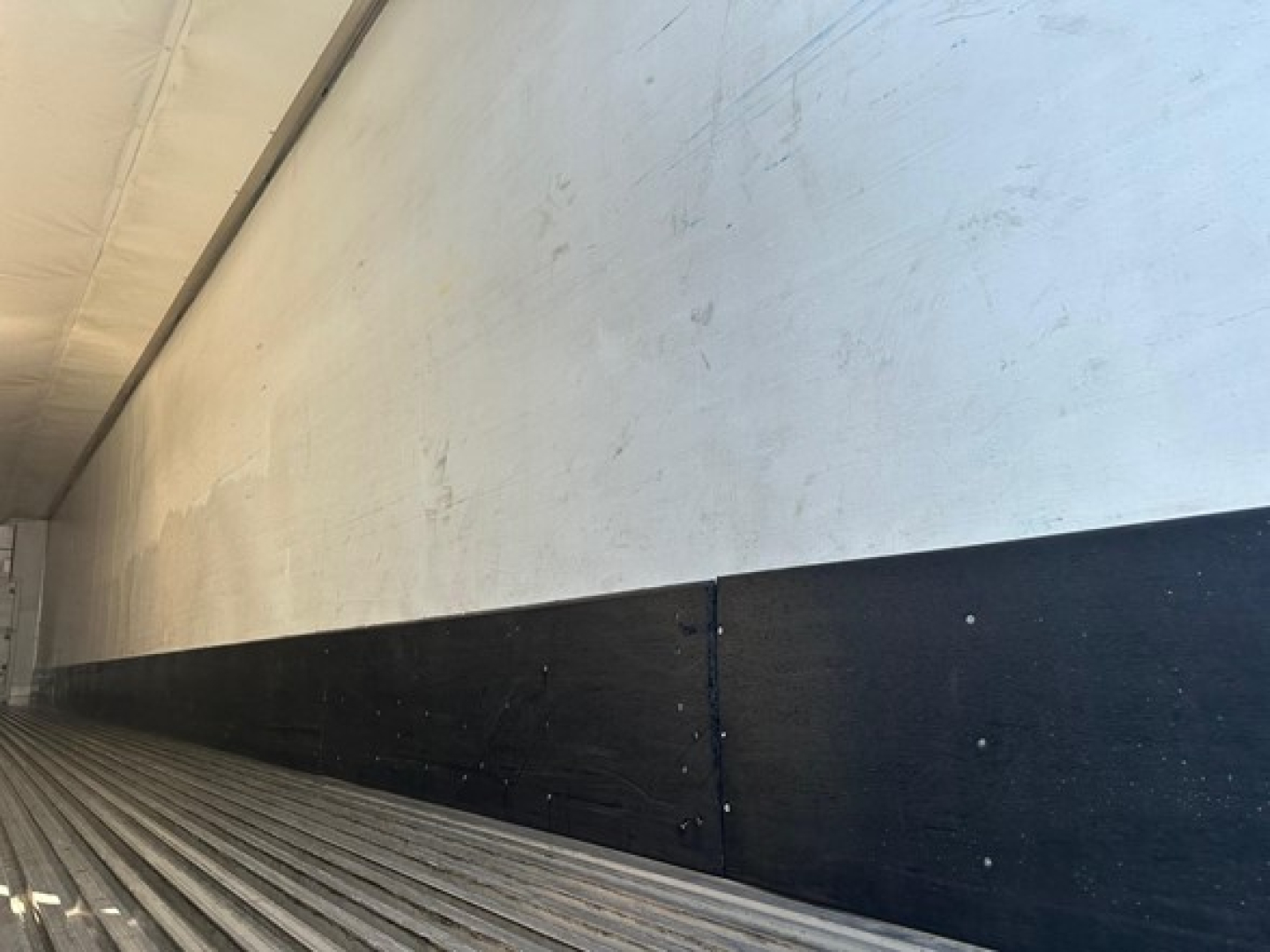 Trailer interior side wall and flooring of a 2019 Utility 3000R reefer trailer showing aluminum wall and ribbed floor.