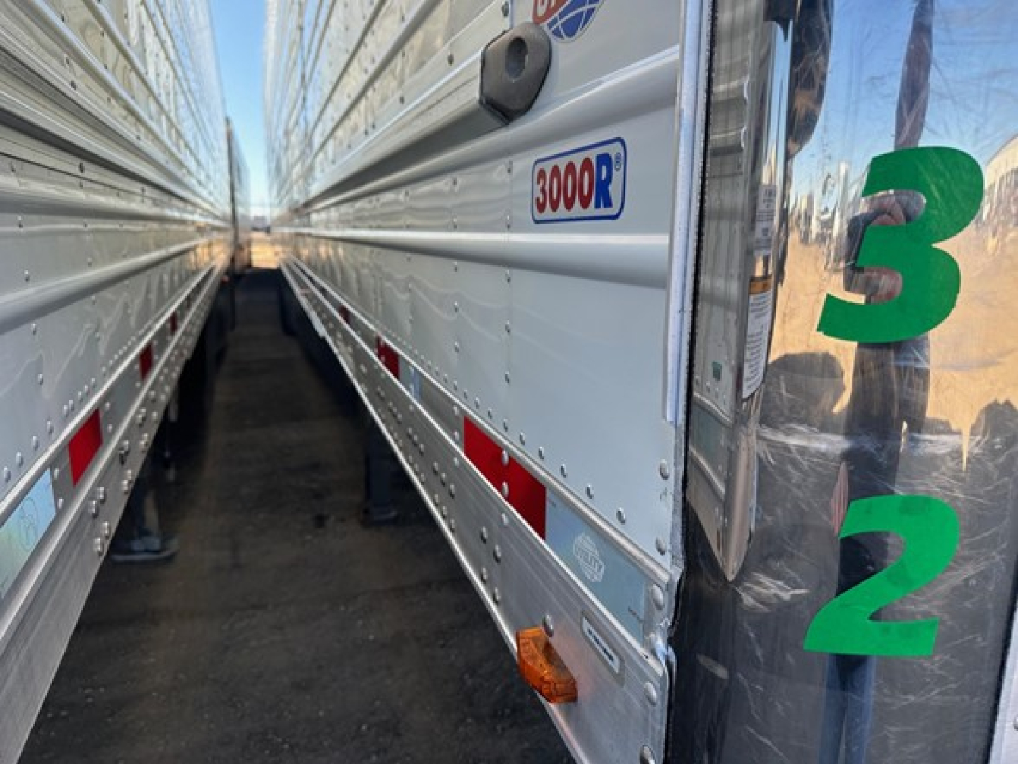 Trailer side showing 3000R badge and reflective metal panels with vertical support beams