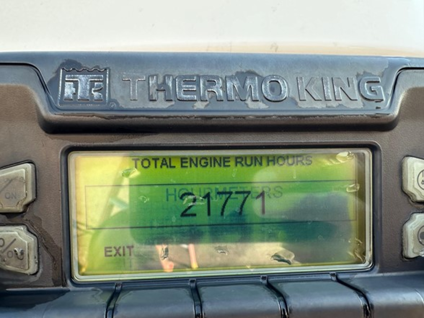 Thermo King unit in a reefer trailer showing Total Engine Run Hours 21771 on the digital display.