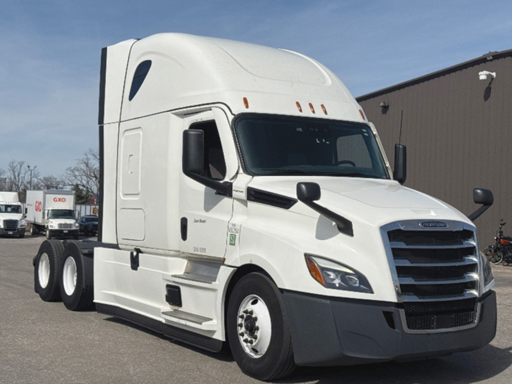 Freightliner Cascadia126 truck tractor cab in white, front-right view, with sleeper, three axles, chrome grille, black bumper and mirrors