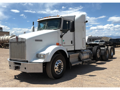 Kenworth T-800 AeroCab tractor, white with sleeper, front grille and bumper, dual rear axles, fuel tanks, and chrome wheels.