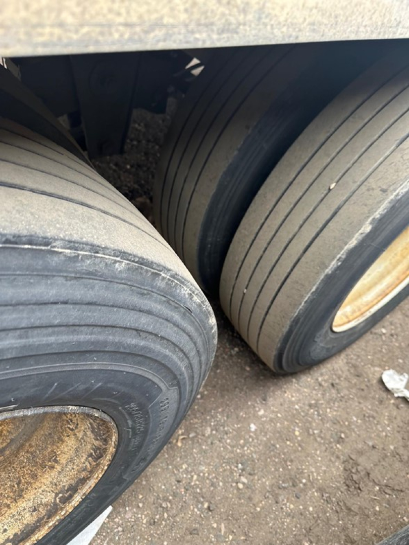 Trailer wheels with multiple axles and dual tires on a Great Dane reefer trailer chassis