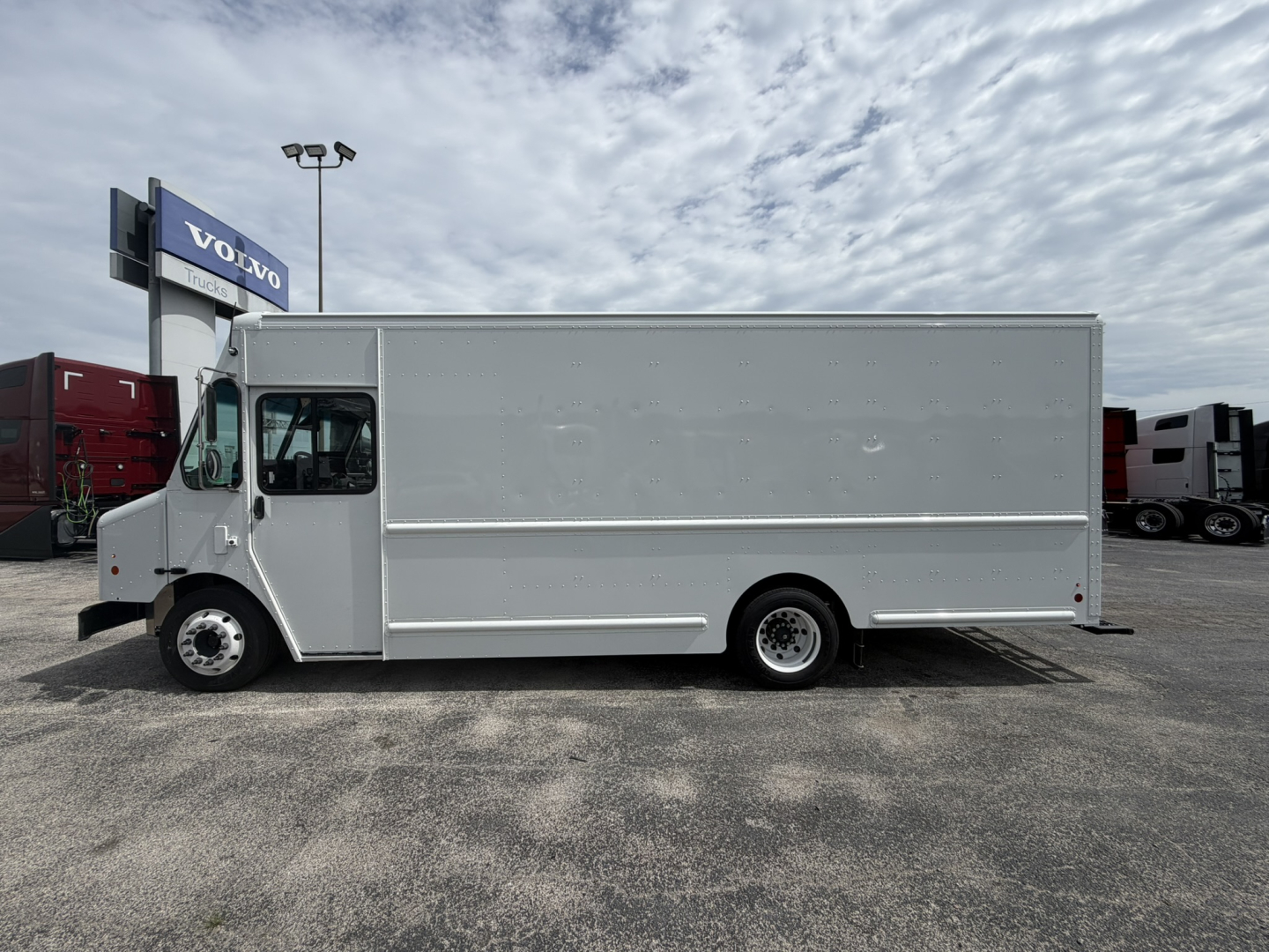 Harbinger S554 step van side view showing cargo box and cab, white exterior, VIN 7ZN5S54A1SG000223 visible in listing context.