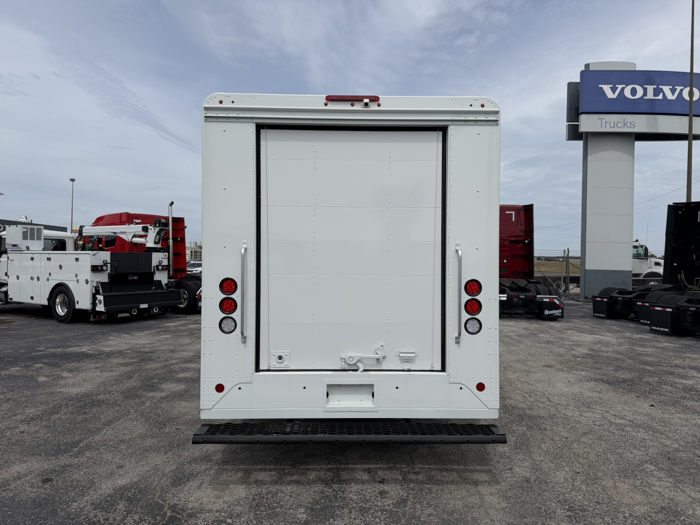 Harbinger S534 step van back view showing rear doors and bumper.
