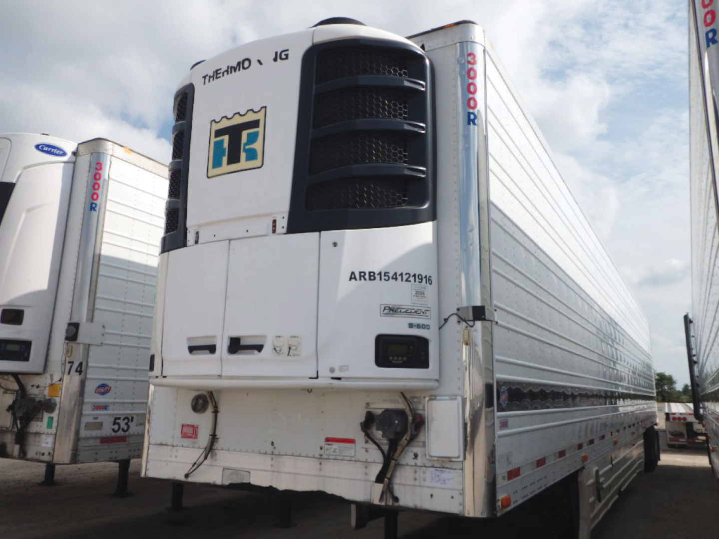 Utility trailer refrigeration unit on front of a 2015 Utility 3000R trailer with HT logo, ARB154121916, side doors, and thermal image.