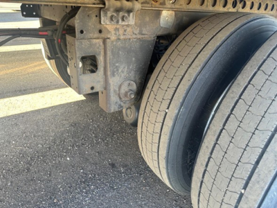 Trailer wheel area showing dual rear tires and suspension bracket on a 2015 Hyundai air ride dry van.