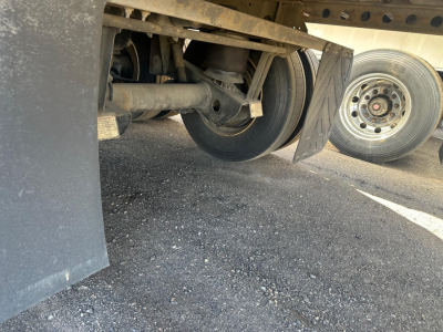 Truck trailer underside view showing suspension, axle, and wheel with aluminum roof, part of a 2015 Hyundai air ride dry van.