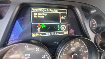 Peterbilt 579 dashboard display showing warnings panel with No Warnings No Faults, gear indicator, and odometer 492,721.4 miles.