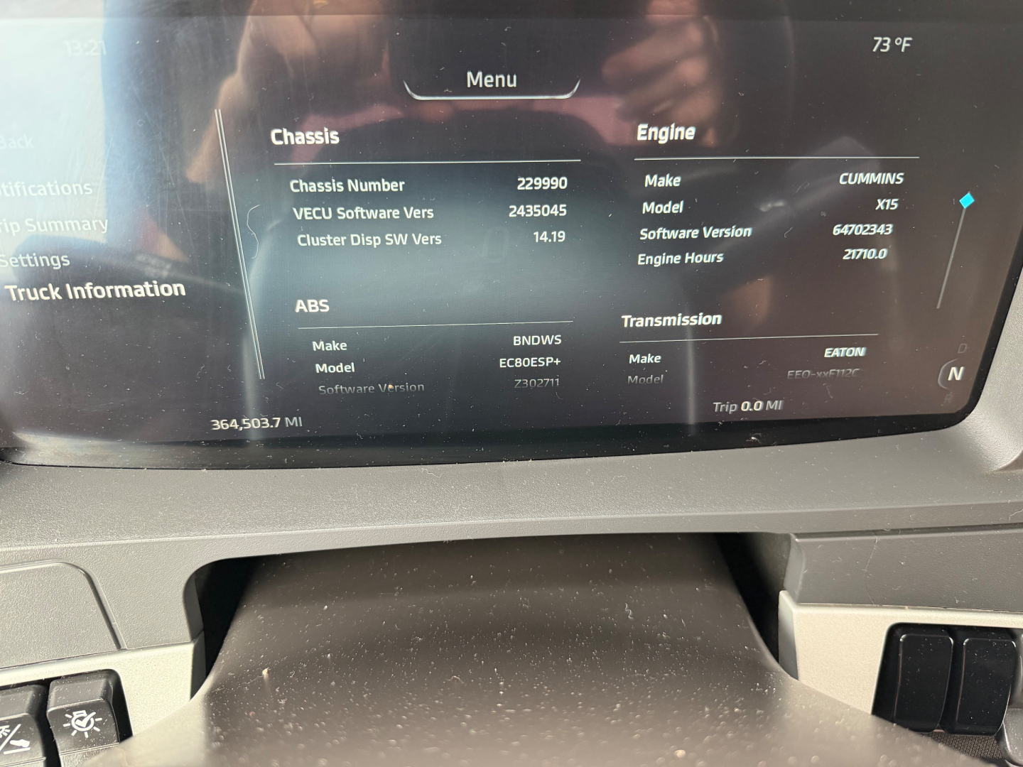 Kenworth T680 dashboard display showing chassis and engine info with software versions and engine hours.