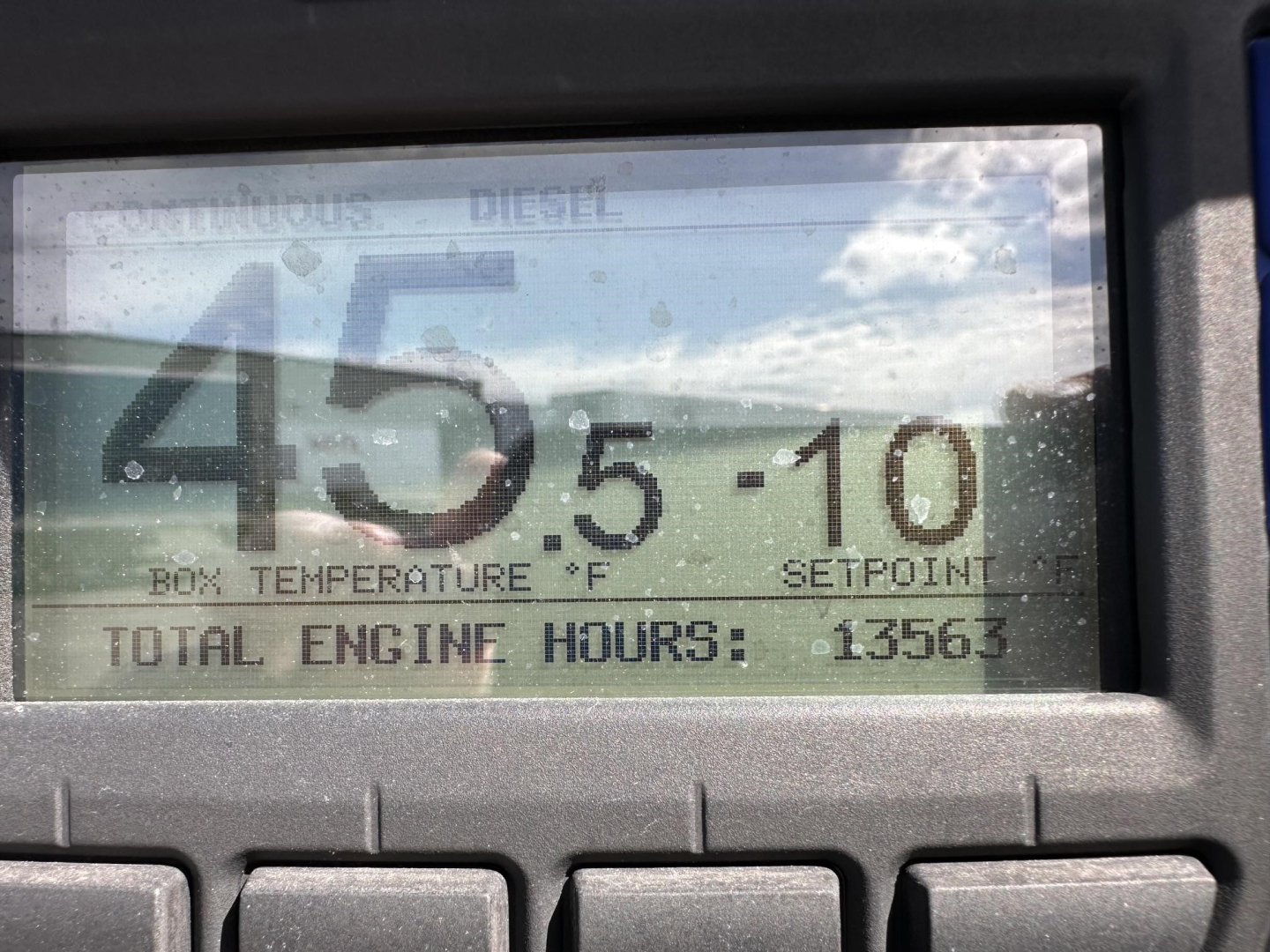 Reefer trailer dash display showing 45.5-10 setpoint and total engine hours 13563 with diesel readout.