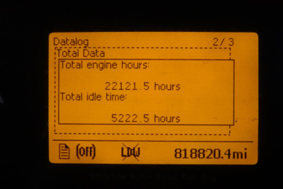 Volvo VNM64T cab interior display showing total engine hours 22121.5 and total idle time 5222.5 hours, odometer 818,820.4 miles.