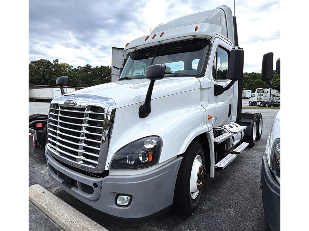 Truck front-left view of a white 2020 Freightliner Cascadia125 daytimecab with chrome grille, black mirrors, and side steps.