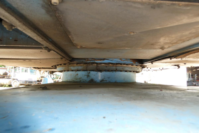 Terex MHL350D undercarriage showing hydraulic hover mechanism and connection plate.