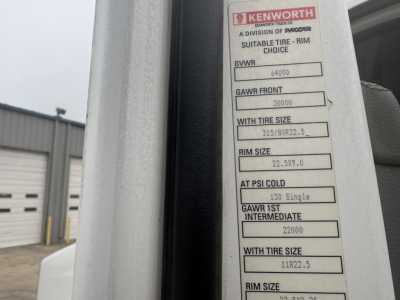 Kenworth label on door jamb with tire and load specifications: GVWR 40000, GAWR front 20000, with tire size 315/80R22.5, rim size 22.5x9.0, AT PSI cold 130, GAWR 1st intermediate 22000, with tire size 11R22.5, rim size 22.5x9.0.