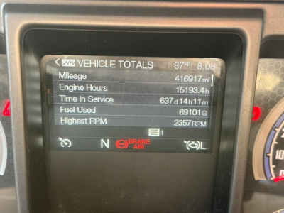 Vehicle totals display on dashboard showing mileage 416,917 mi, engine hours 15,193. hours, time in service 637 d 14 h 11 m, fuel used 69,101 gal, highest RPM 2,357 RPM, N brake air indicator.