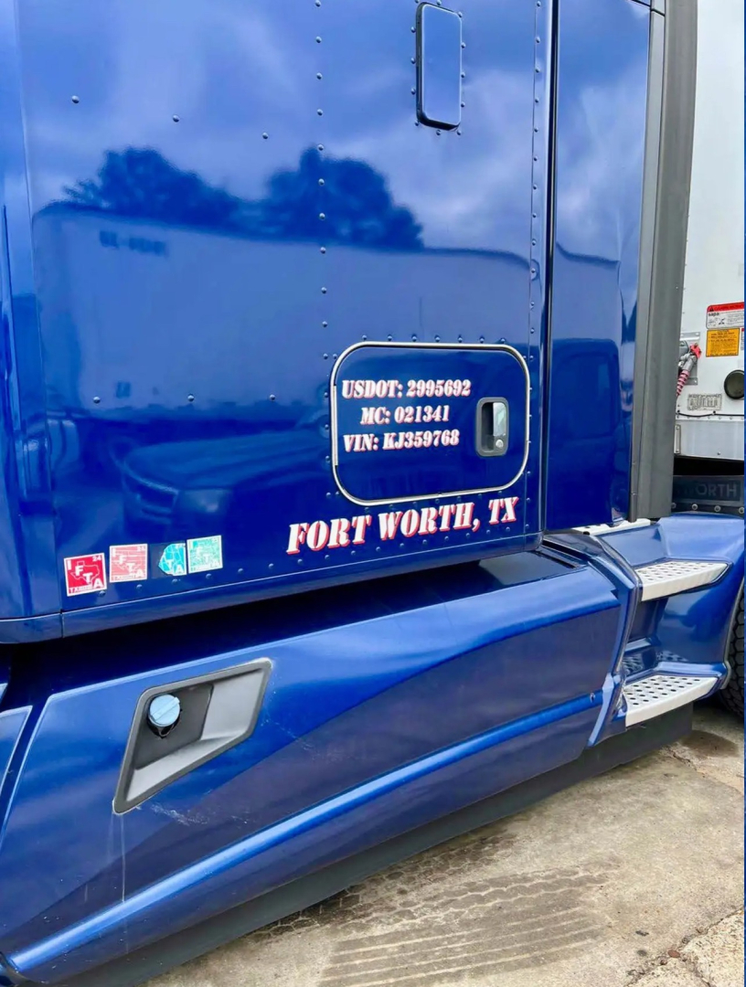 Kenworth T680 side panel with USDOT, MC, and VIN numbers: US DOT: 2995062 MC: 021341 VIN: 1XKYD49X2KJ359768 Fort Worth, TX text on lower panel.