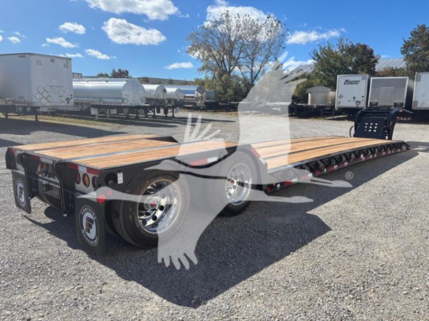 Lowboy trailer with flatbed carried Pon y motor Fontaine N20 showing dual rear axles and wooden deck.