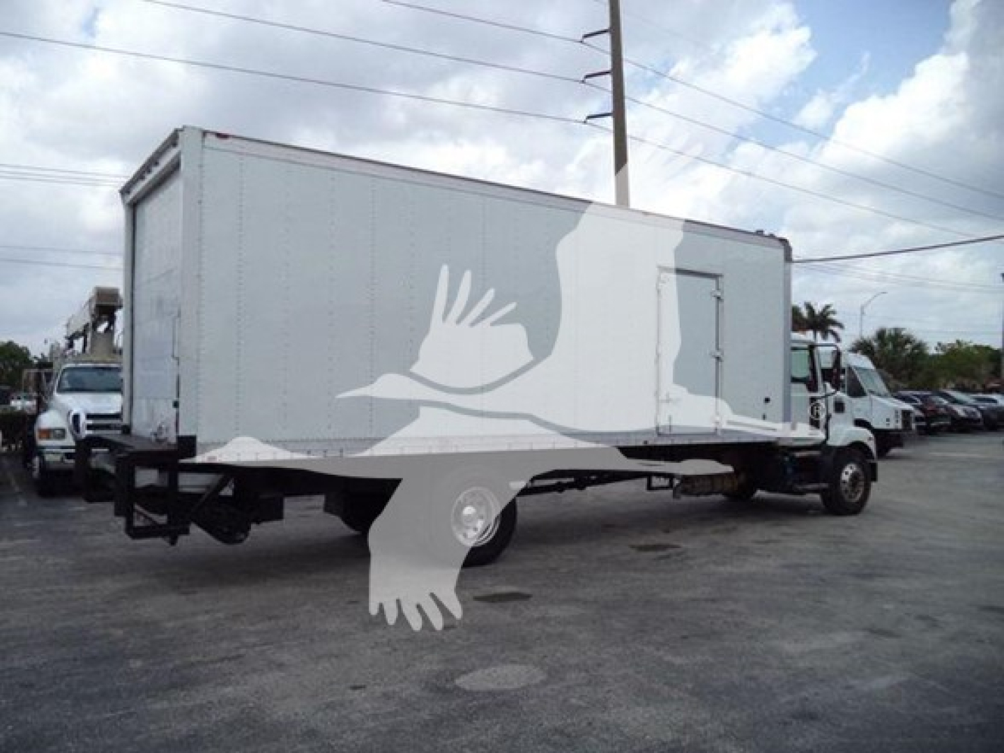 Box truck with MB7 cab showing cargo box and chassis, VIN 1M2MDBAB3PS071396, stock 268302R, used Mack MD7 box truck.