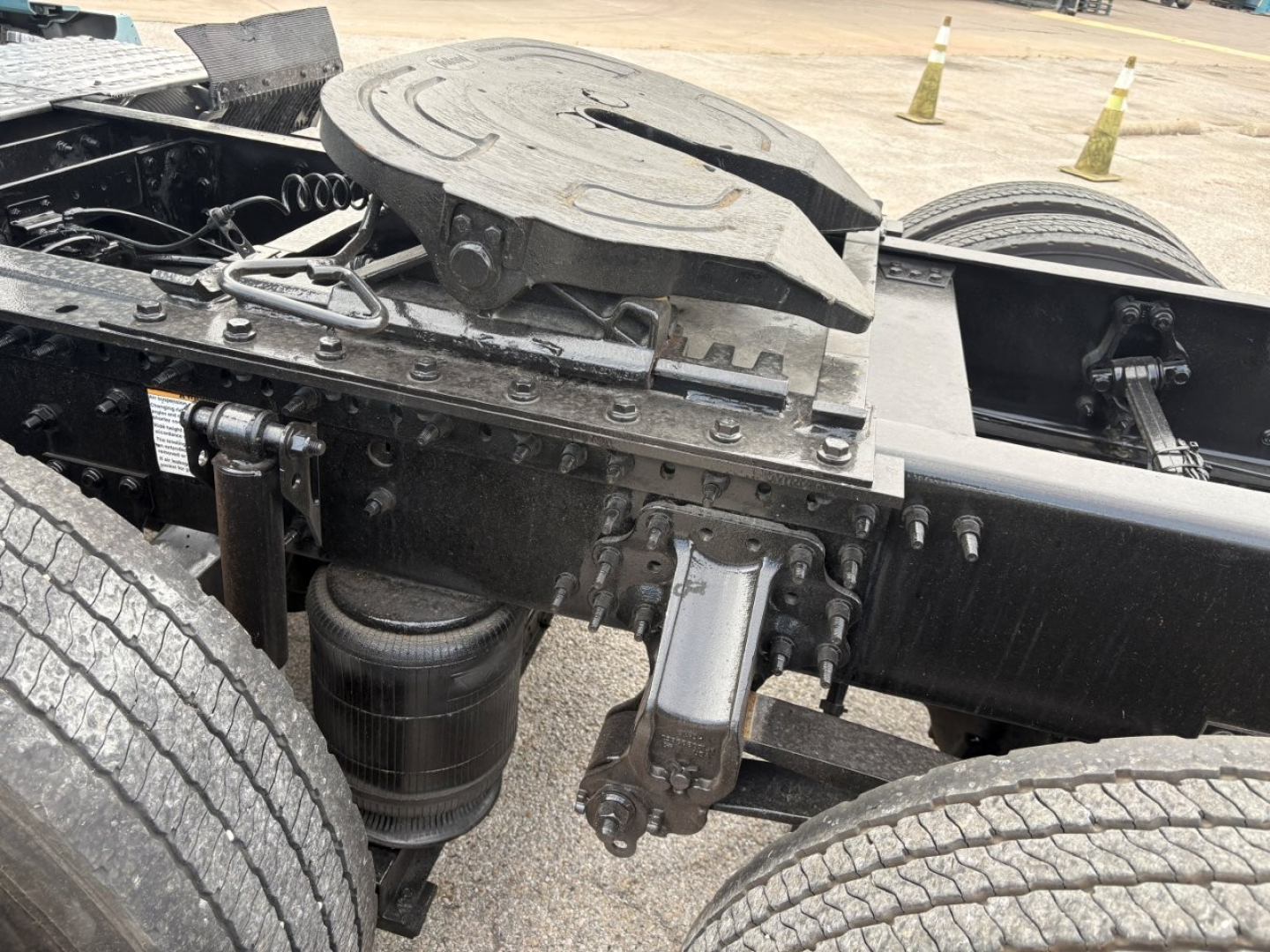 Volvo VNL64T760 chassis center showing fifth wheel and air tank with hoses and frame rails