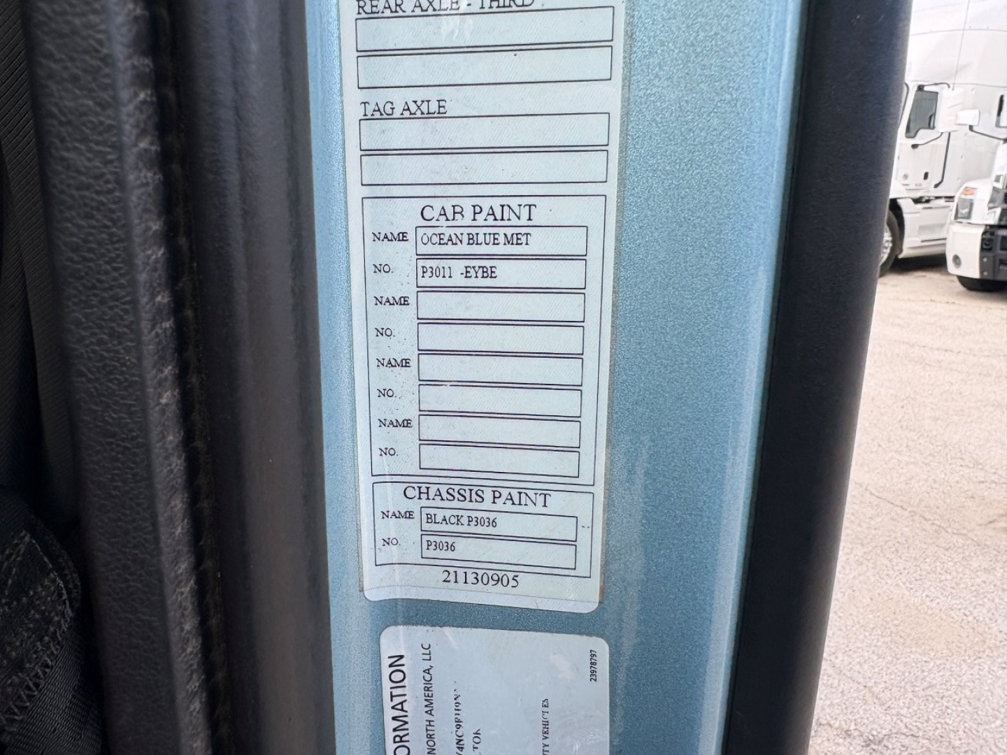 Labelplate on Volvo truck showing car paint and chassis paint fields with entries: CAR PAINT Ocean Blue Met, P301 Eybe? (text); CHASSIS PAINT Black P306; numbers 21130905.