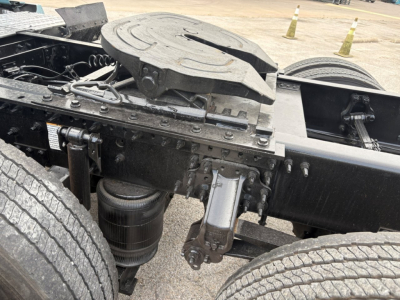 Volvo VNL64T760 chassis center showing fifth wheel and air tank with hoses and frame rails