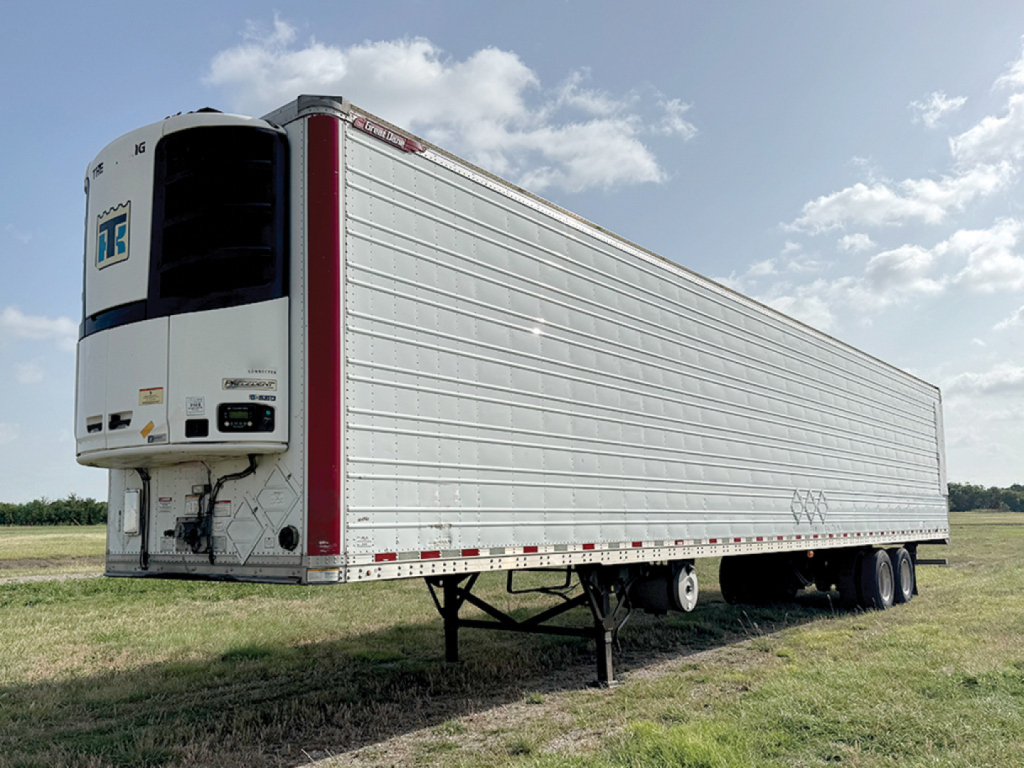 Great Dane Everest SS 2019 trailer with Reefer unit at front left and pin legs extended, side view in grass