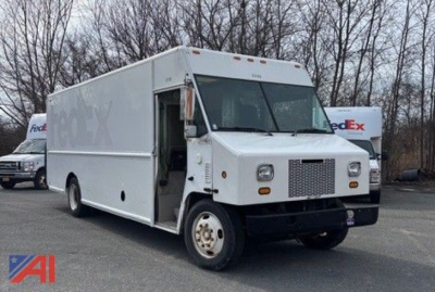 International 1652SC step van in white, front-left view with side door open, utility truck with FedEx in background.