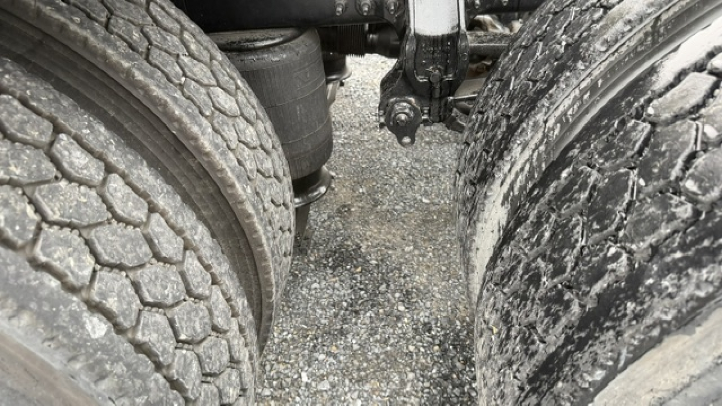 Volvo VNL64T300 truck chassis view between dual rear axles showing tires and frame.