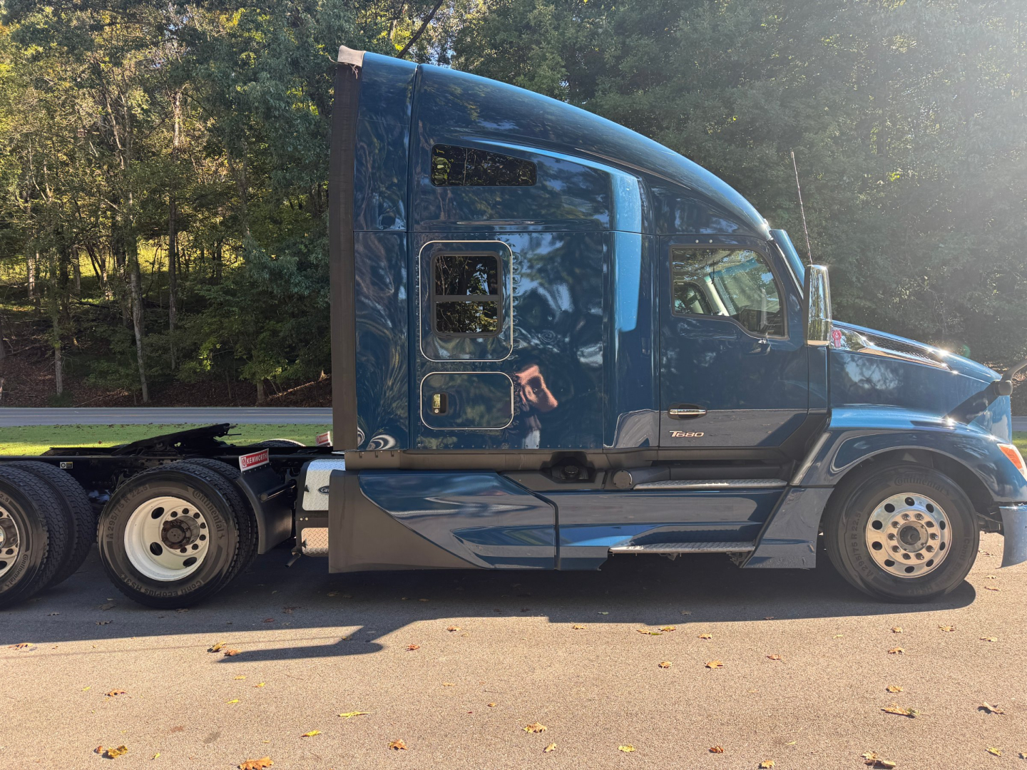 Kenworth T680 truck side profile showing single cab with blue paint and sleeper, VIN and stock not visible on image.
