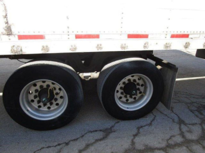 Trailer rear wheels and suspension of a refrigerated utility trailer