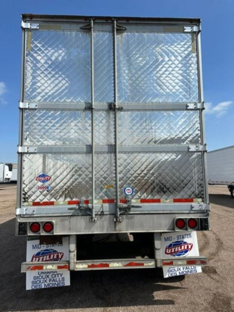Rear view of 2016 utility refrigerated trailer showing diamond plate doors and reflectors.