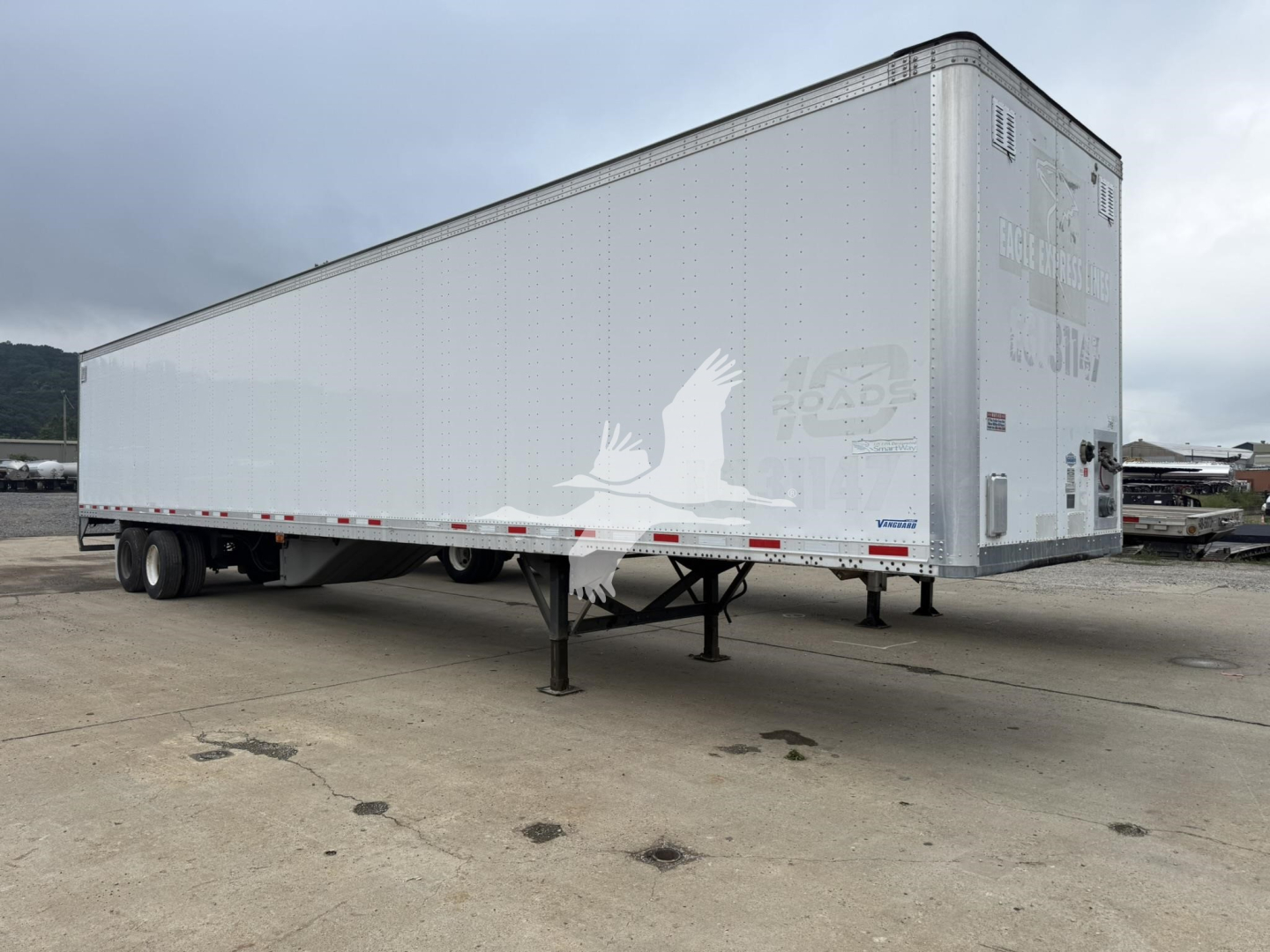 Trailer side view showing white Vanguard Vip 4000 trailer with landing legs and support wheel, VIN 5V8VA532XJT805725, stock 7748, category van, used