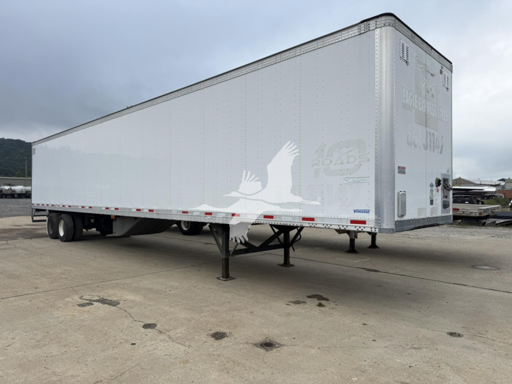 Trailer side view showing white Vanguard Vip 4000 trailer with landing legs and support wheel, VIN 5V8VA532XJT805725, stock 7748, category van, used