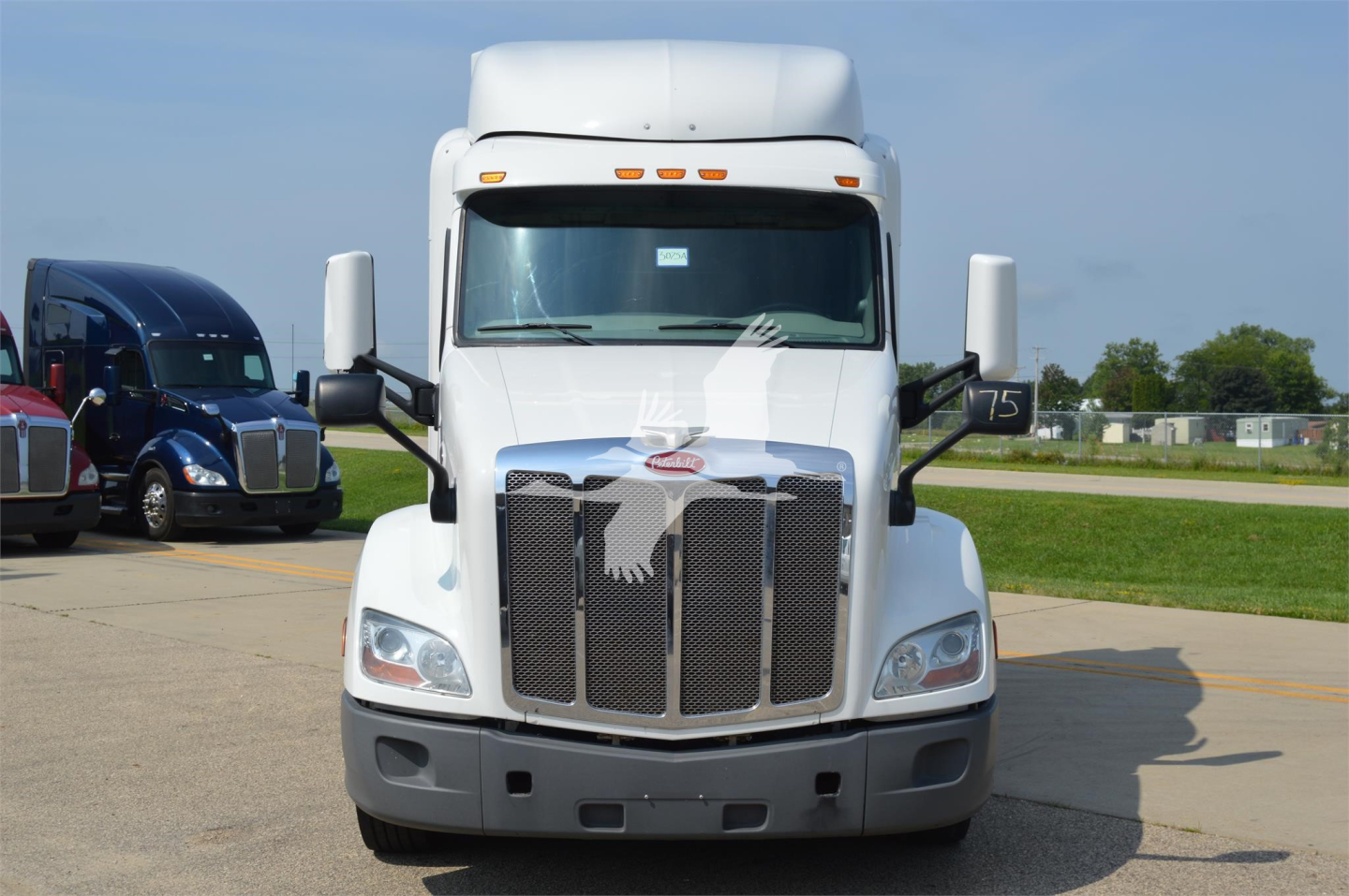 Peterbilt 579 truck front view showing large grille and bumper