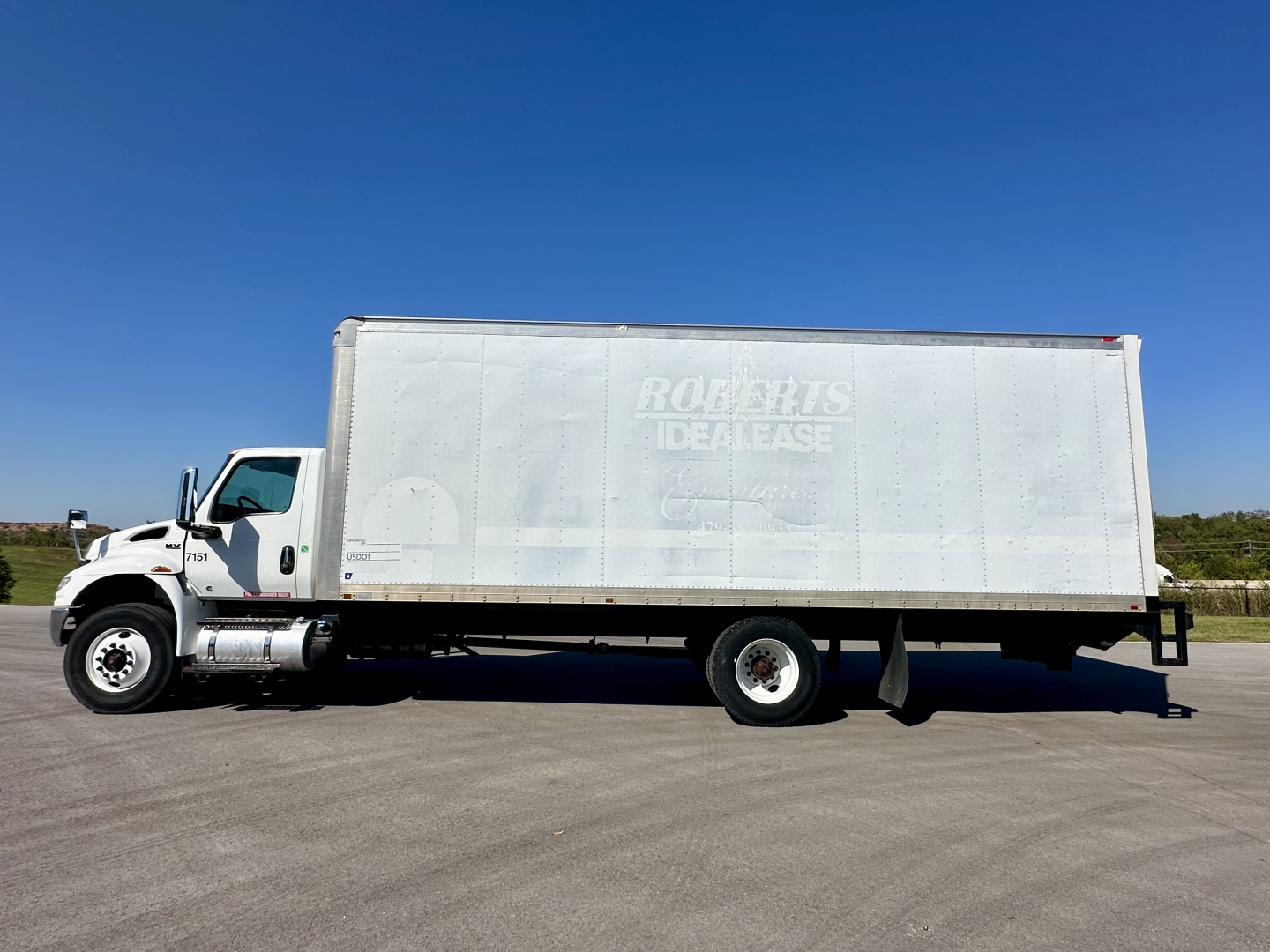 International MV607 box truck with a white cargo box and cab, VIN 1HTEUMML4PH870757, stock 0634233, side view