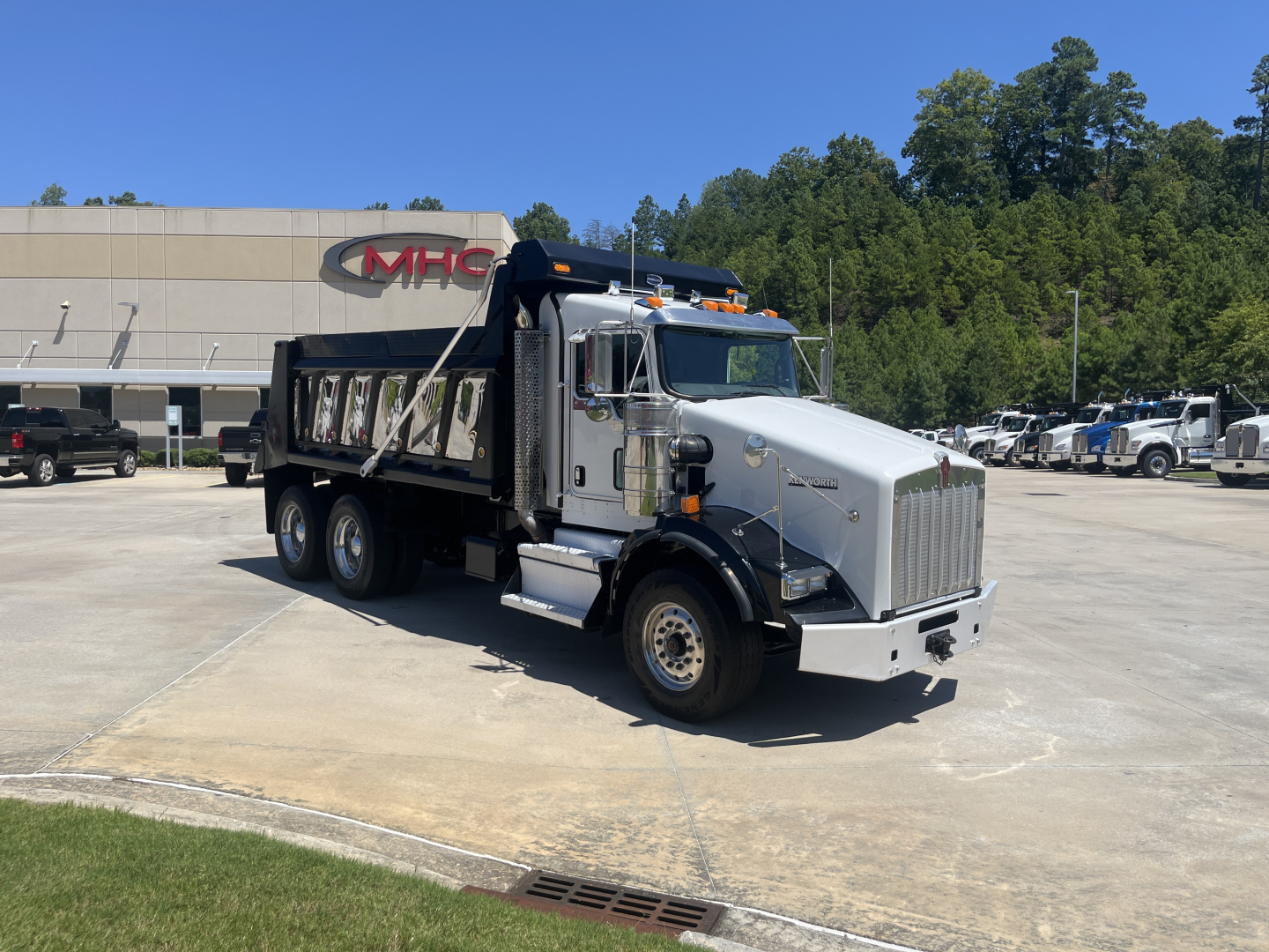 Kenworth T800 dump truck side view showing front grille and dump bed.