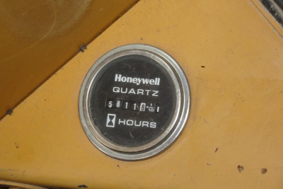General view of a Honeywell Quartz hourmeter reading hours on a yellow industrial lift.