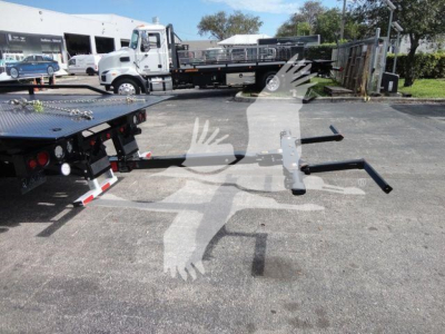 MD6 truck roll-back equipment with flatbed and towing arms visible in lot.